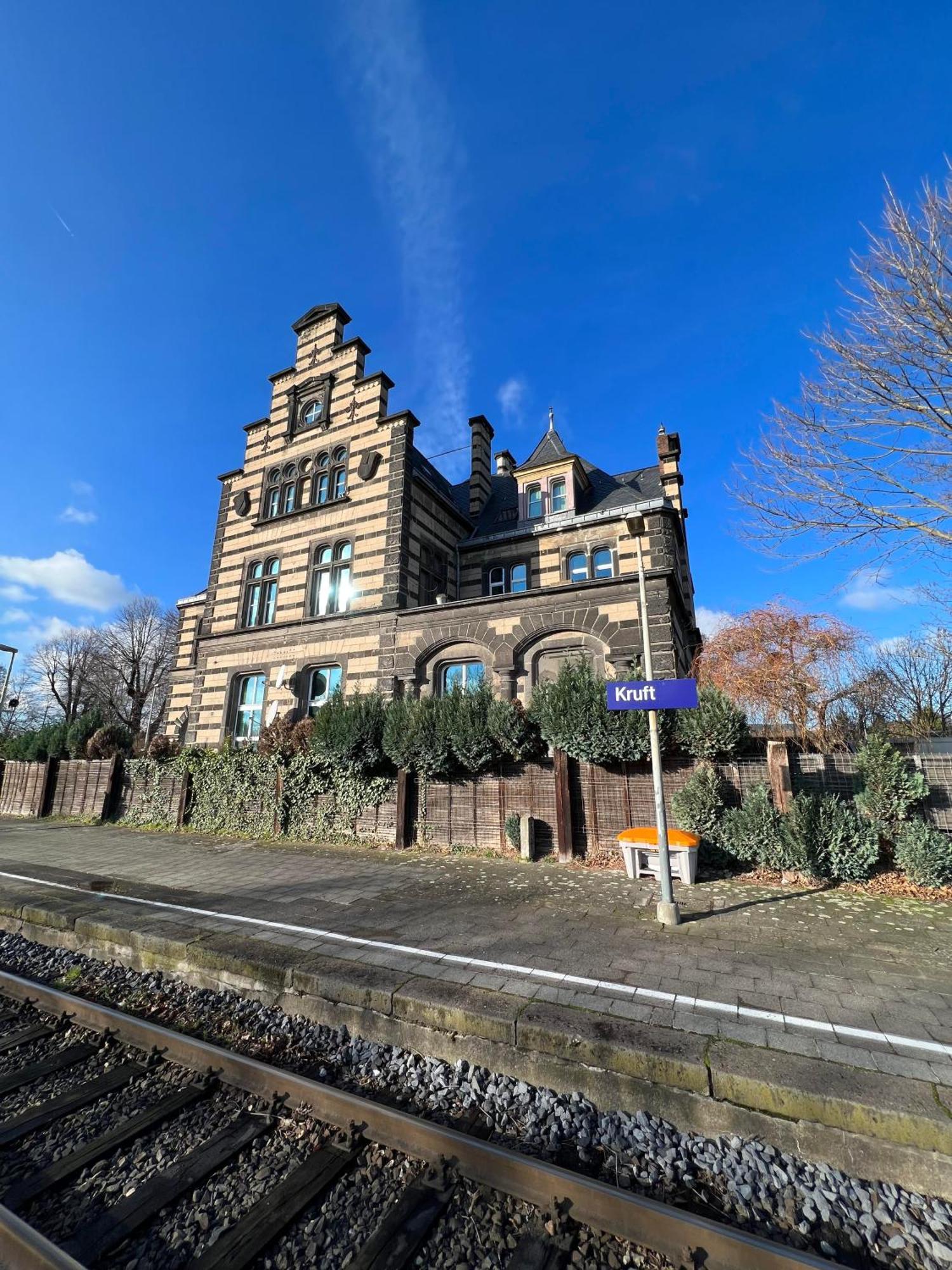 Bahnhofsromantik Trifft Luxus - Alter Bahnhof Von Kruft Bagian luar foto